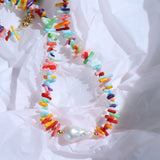 Halskette mit unregelmäßigen, mehrfarbigen Edelsteinen und Barockperlen 