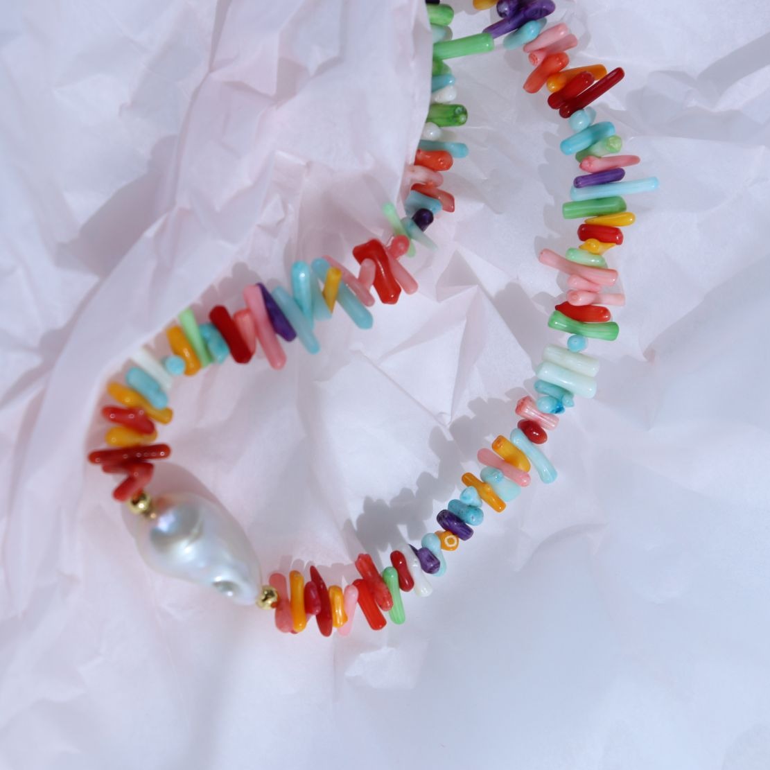 Collana di perle barocche irregolari con pietre preziose multicolori 
