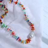 Halskette mit unregelmäßigen, mehrfarbigen Edelsteinen und Barockperlen 