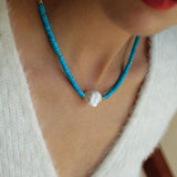 Collana di perle barocche in pietra di colore blu