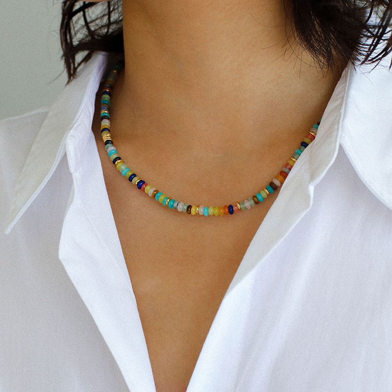 Collares de cuentas de piedras de colores