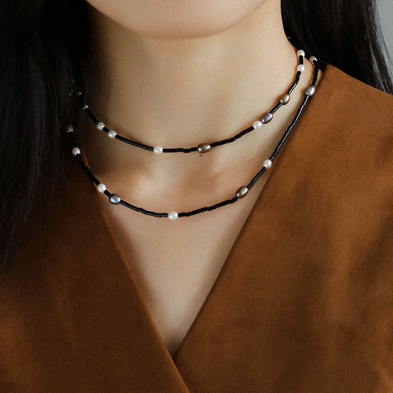 Collar largo de agua dulce con tubo redondo de ágata negra y perlas