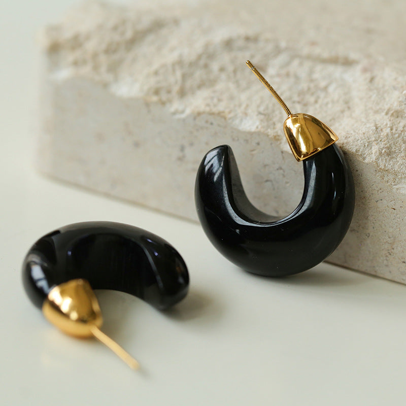 Pendientes Huggie Luna de ónix negro-Oro