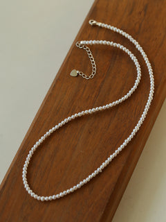 Collier de mini perles d'eau douce blanches simples