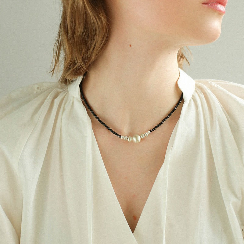 Collier de perles en argent brossé et onyx noir