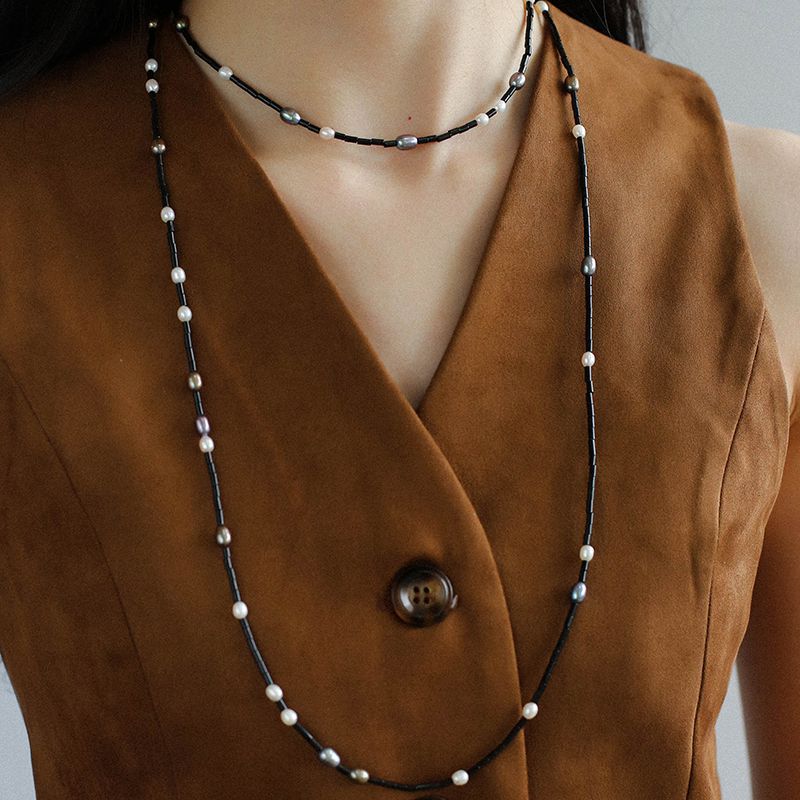 Collar largo de agua dulce con tubo redondo de ágata negra y perlas