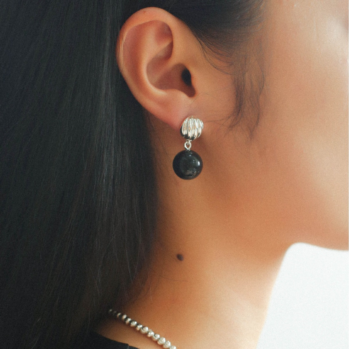 Boucles d'oreilles pendantes en onyx noir rayé