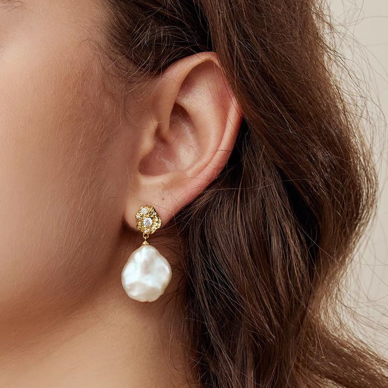 Boucles d'oreilles pendantes en perles baroques, pétales de lave, style français