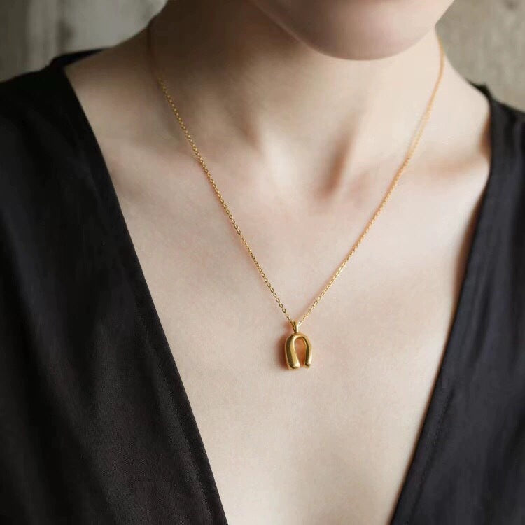 Minimalist Geometric Horseshoe Pendant Chain Necklace