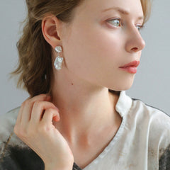 Boucles d'oreilles pendantes en perles baroques et coquillage argenté Undercurrent