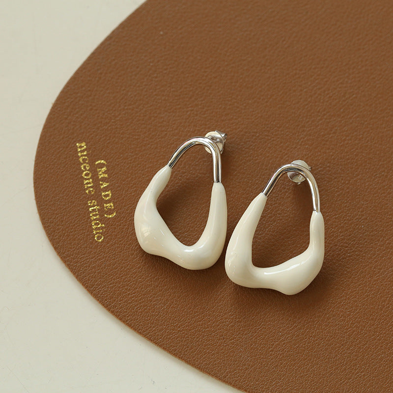 Boucles d'oreilles de niche géométriques en émail irrégulier, blanc