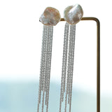 Orecchini con perle barocche e nappa in argento con catena anemone