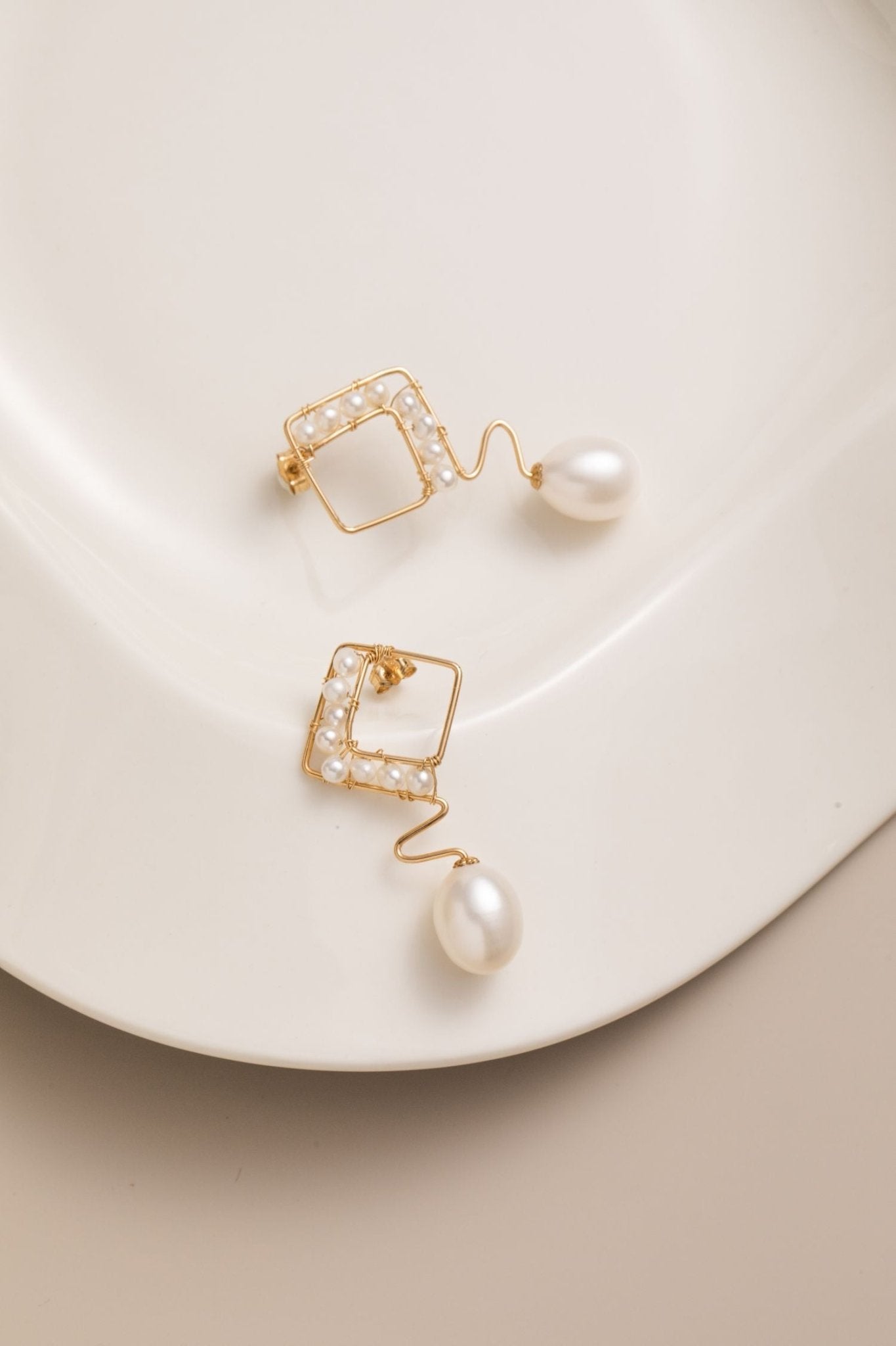 Geometric Series Wave Pearl Teardrop Earrings - CKJH2023011