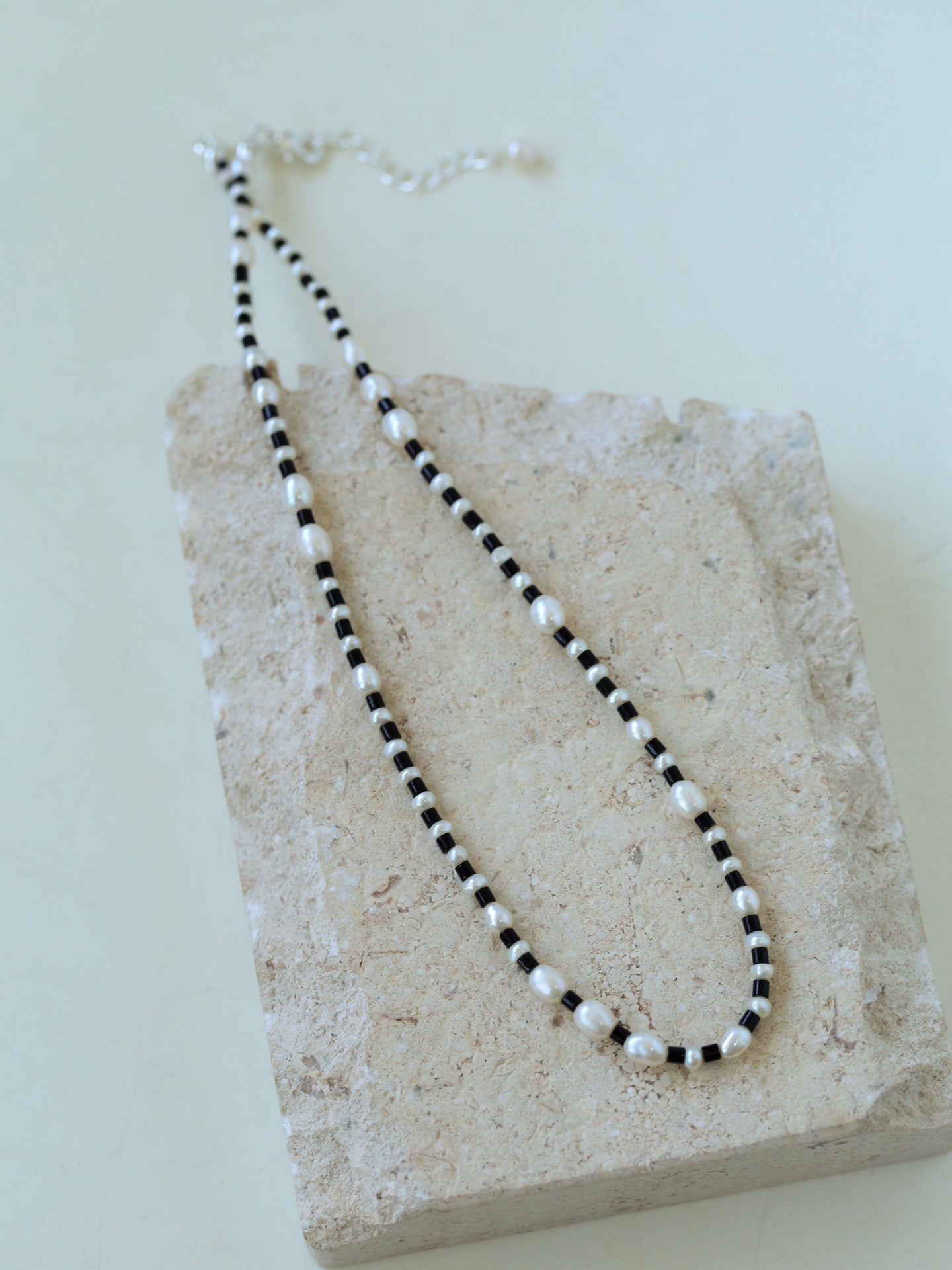 Dark Tide Black and White Pearl Necklace - floysun