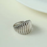 Elegant Vertical Stripe Ring - floysun