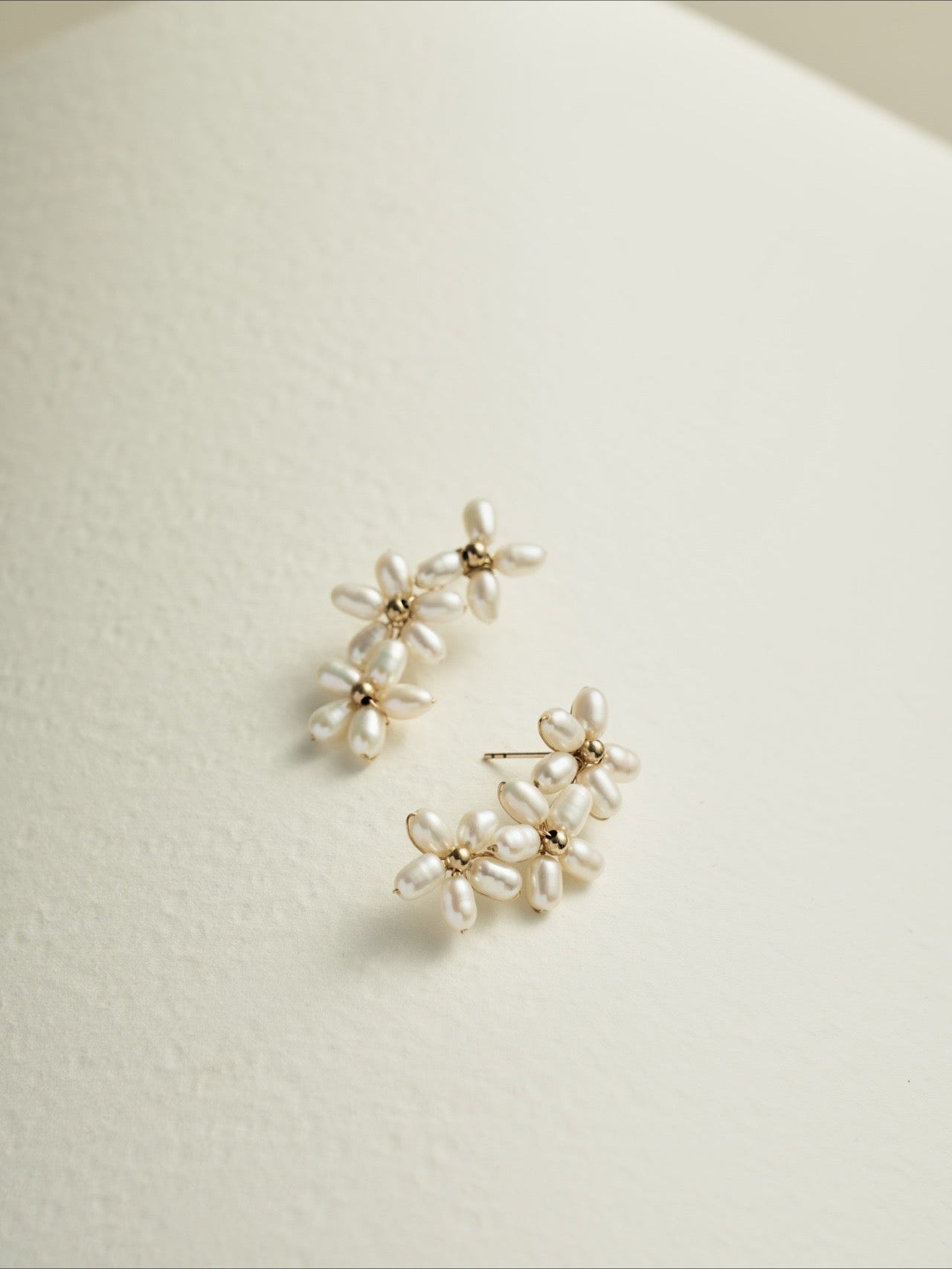 Falling Petals Series Narcissus Pearl Stud Earrings - floysun