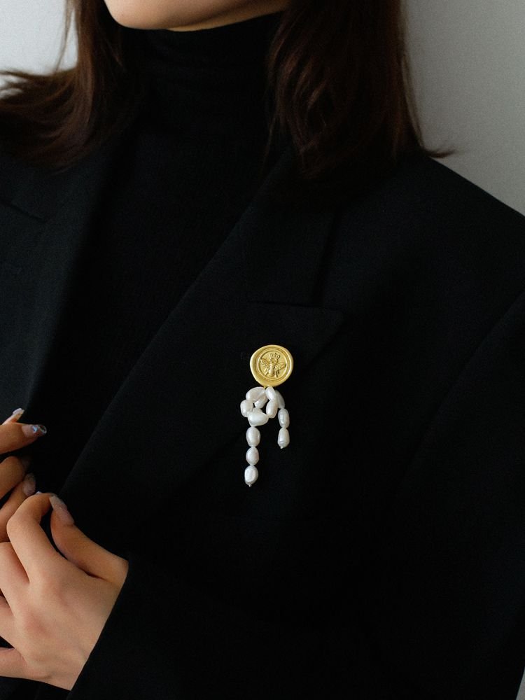 Matte Embossed Bee Badge Brooch - floysun