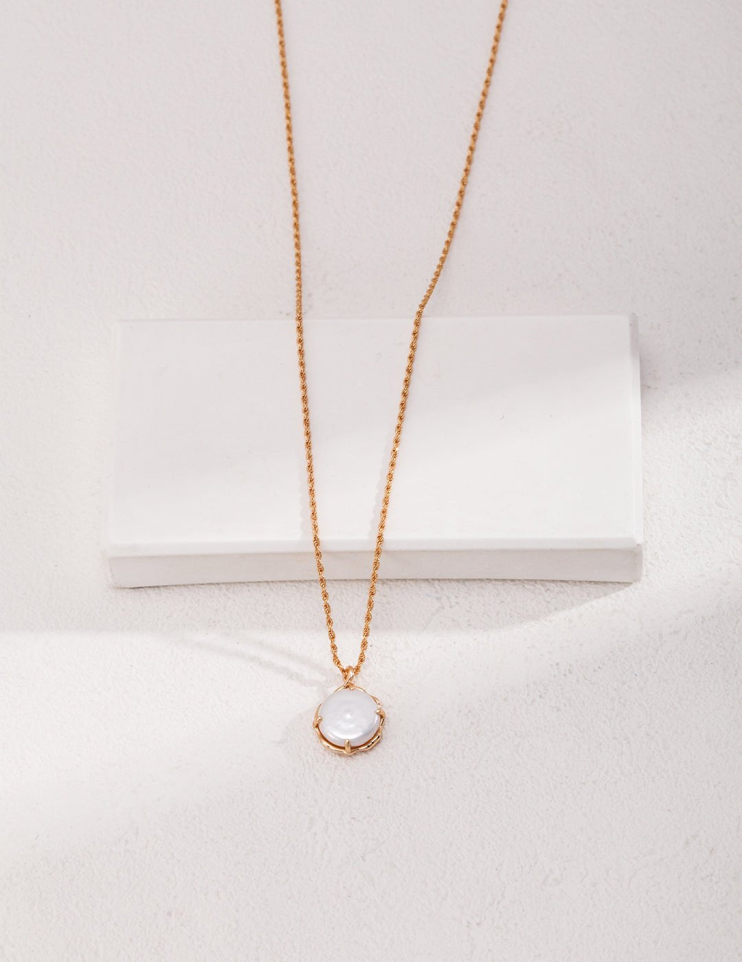 Natural Pearls Inlaid Gold Edge Necklaces - floysun