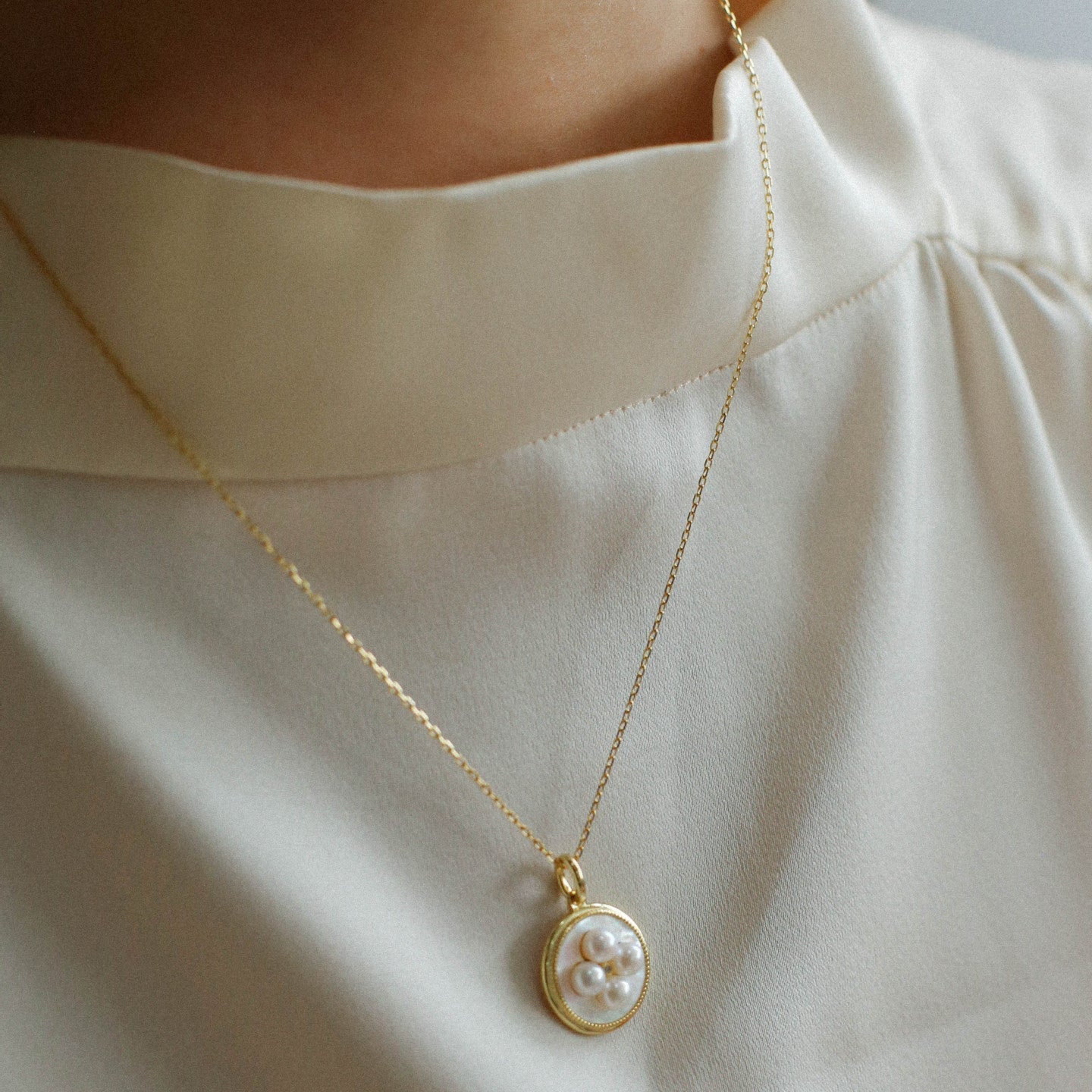Round White Shell and Pearl Pendant Necklace - floysun