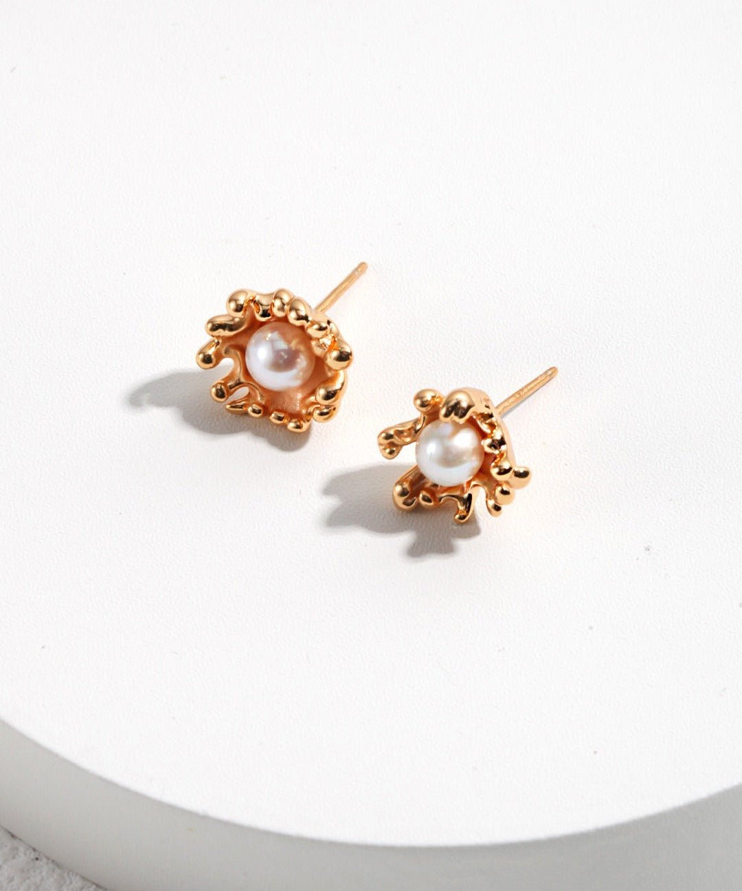 Small Petal Wrapped Pearl Stud Earrings - floysun