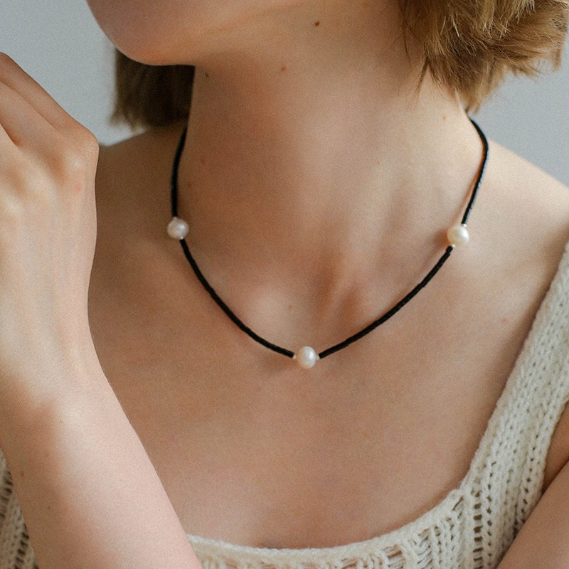 Collana moderna minimalista con perle di perle e onice nero